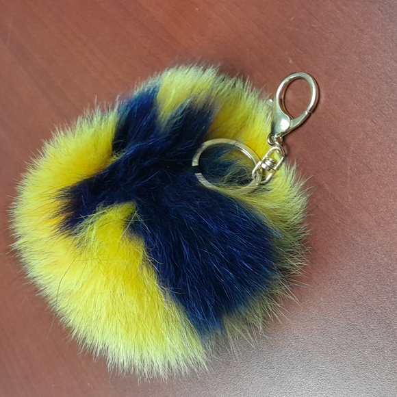 Fur Pompom Key Holder - Picture 4 of 6